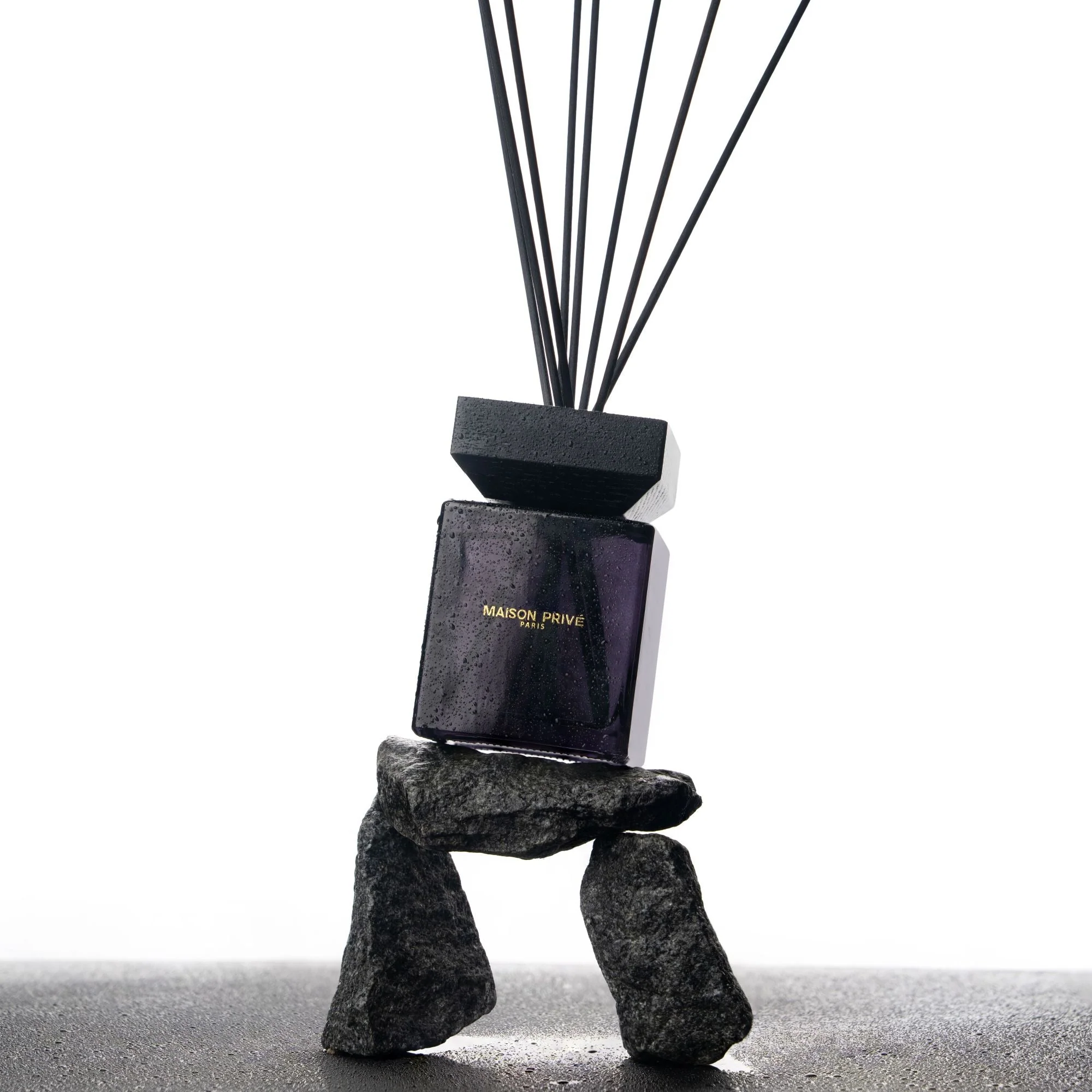 Namų kvapas | Juodasis Gintaras ir lelija | MAISON PRIVÉ | 200ml
