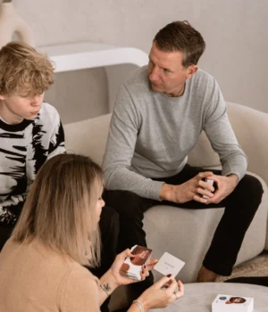 Žaidimas šeimoms „Kaip tau sekėsi?” | Pokalbių Gidas