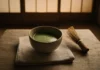 Japonų arbatos ceremonija su matcha ir bambukine šluotele — žalioji arbata ir meditacija